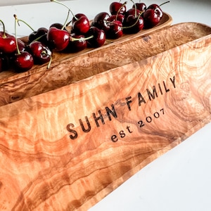 Personalisierte Olivenholzbretter für Geschenke Benutzerdefinierte Obsttablett zum Jubiläum für Ehemann Geschenk für Eltern Hochzeitsgeschenk für den Ruhestand