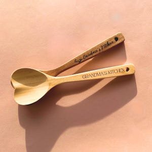 パーソナライズされたギフト おばあちゃんへの木製スプーン 刻印メッセージ 調理器具 カスタムデザイン 結婚祝い 新築祝い キッチンギフト モノグラム