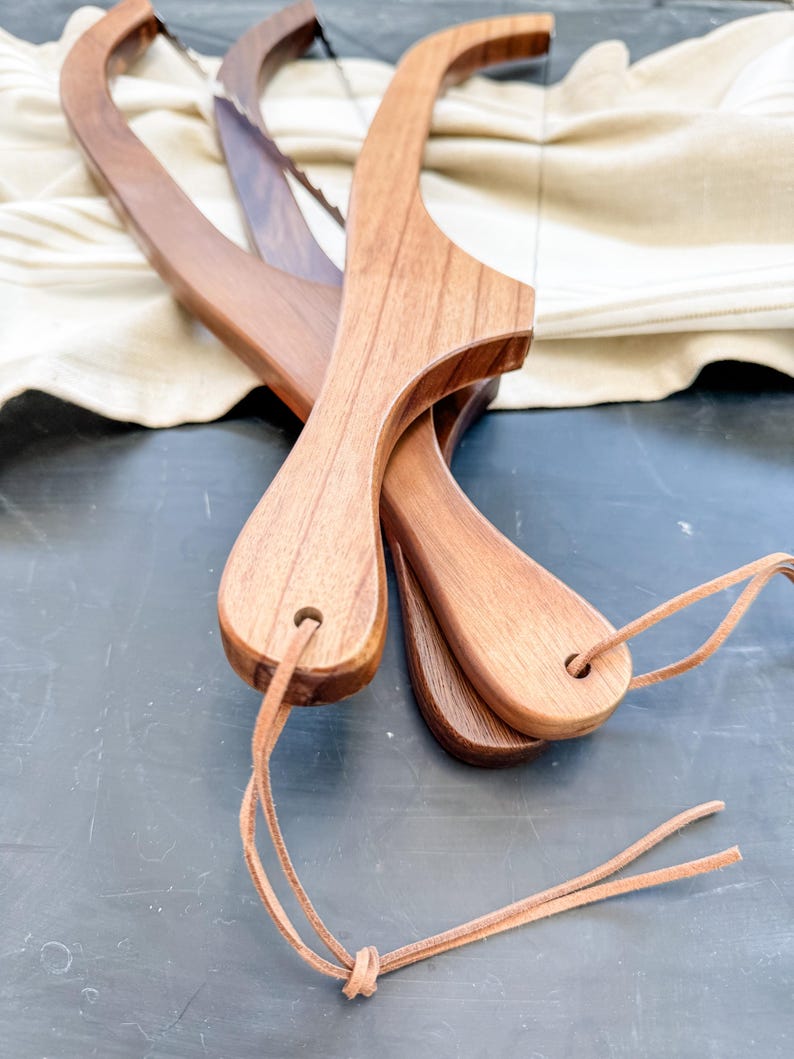 Custom Kitchen Display Wooden Bread Knife Holder Wall Mount Storage System Personalized Kitchen Gift For Dad Father's Day Gift For Grandpa Acacia Wood Construction Leather Hanging Strap Premium Bread Knife Storage Beautiful Handcrafted