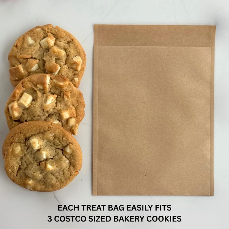 Pode incluir: Tr&ecirc;s biscoitos redondos dourados com peda&ccedil;os de chocolate branco vis&iacute;veis, dispostos verticalmente ao lado de um saco de papel castanho claro. O texto na parte inferior diz: EACH TREAT BAG EASILY FITS 3 COSTCO SIZED BAKERY COOKIES.