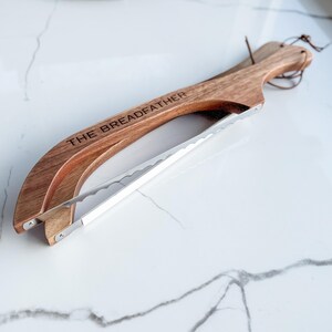 Wooden Bread Knife Holder Personalized Father Day Gift Kitchen Wall Mount Display Custom Engraved Message Acacia Wood Construction Premium Leather Strap Handcrafted Storage Solution Special Dad Gift Grandpa Present Kitchen Organization