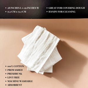 Puede incluir: Tres toallas de cocina de algod&oacute;n blanco dobladas sobre una superficie marr&oacute;n claro. Las toallas miden 71,1 cm de largo por 73,7 cm de ancho. Son prelavadas, preencogidas, libres de pelusa, lavables a m&aacute;quina y absorbentes. Las toallas son ideales para cubrir la masa y pr&aacute;cticas para limpiar.