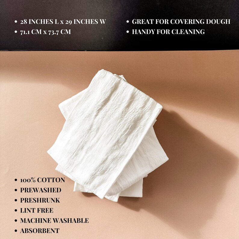 Puede incluir: Tres toallas de cocina de algod&oacute;n blanco dobladas sobre una superficie marr&oacute;n claro. Las toallas miden 71,1 cm de largo por 73,7 cm de ancho. Son prelavadas, preencogidas, libres de pelusa, lavables a m&aacute;quina y absorbentes. Las toallas son ideales para cubrir la masa y pr&aacute;cticas para limpiar.