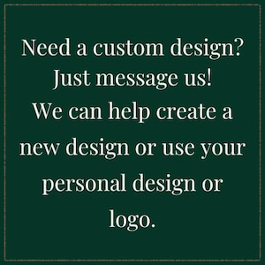 Pode incluir: Um gr&aacute;fico quadrado verde-escuro com uma borda fina contendo o texto em branco: Need a custom design? Just message us! We can help create a new design or use your personal design or logo. O texto est&aacute; centralizado em fonte serifada.