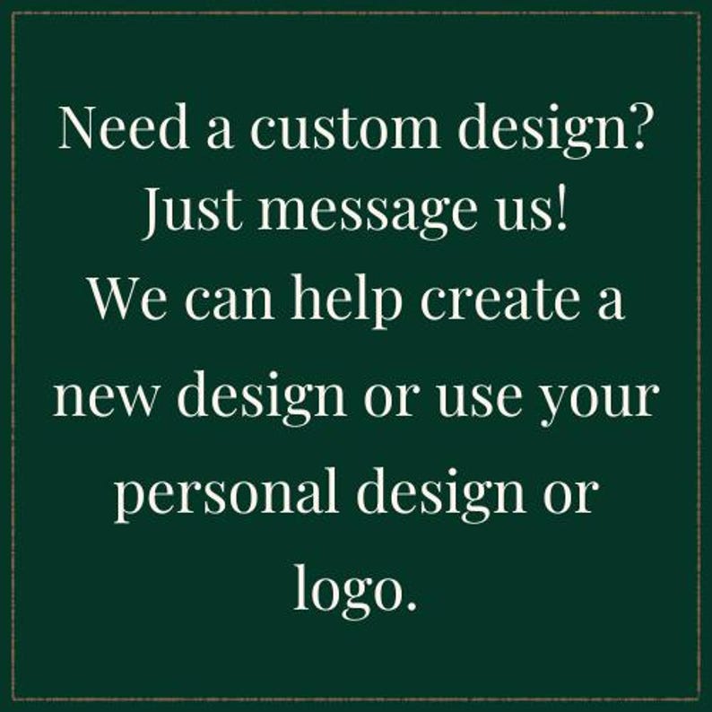 Pode incluir: Um gr&aacute;fico quadrado verde-escuro com uma borda fina contendo o texto em branco: Need a custom design? Just message us! We can help create a new design or use your personal design or logo. O texto est&aacute; centralizado em fonte serifada.