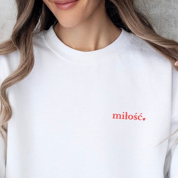 milosc Love in Polish Shirt Camiseta de bolsillo, camisa con forma de corazón, regalo del día de San Valentín, regalo del día de Galentine