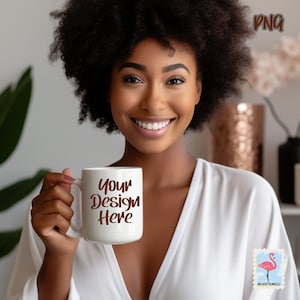 Kaffeetasse Mockup, schwarzes Modell Mockup, afroamerikanische Frau Mockup, Becher Mockup PNG