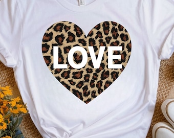 Peut inclure: T-shirt blanc avec un cœur imprimé léopard et le mot "LOVE" en lettres blanches.