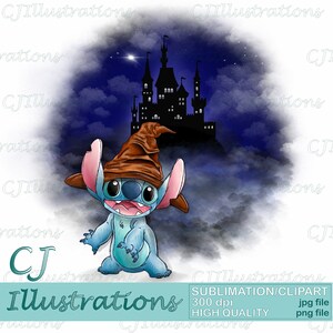 Puede incluir: Personaje azul Stitch con un sombrero de mago marrón frente a una silueta de castillo oscuro contra un cielo nublado azul y blanco.