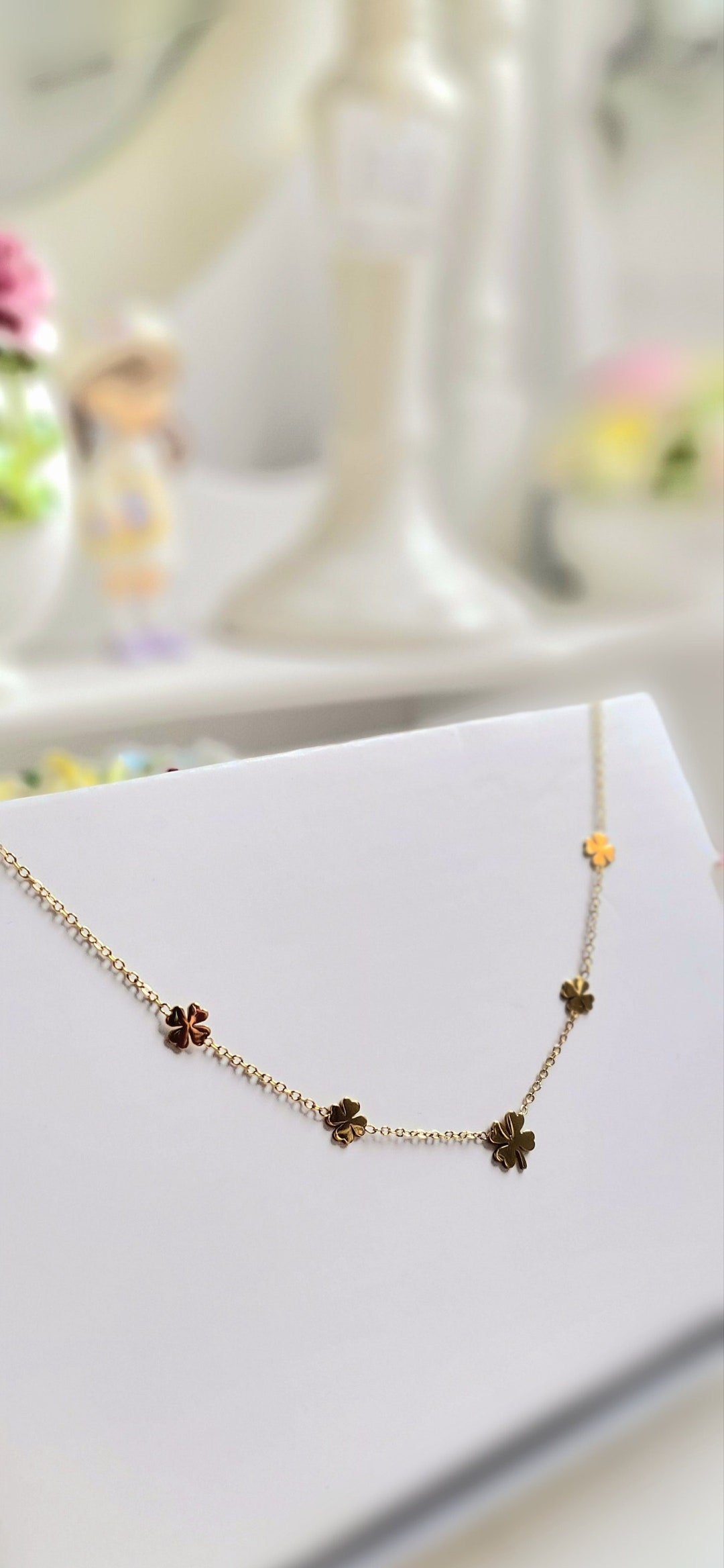 GOLD CHAIN W/FIVE IVORY CLOVERS