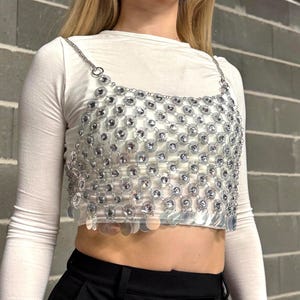 Haut luxueux avec chaîne et sequins en cristal - Bijoux de corps dos nu faits main pour festival, haut court scintillant en strass pour les fêtes et les occasions spéciales