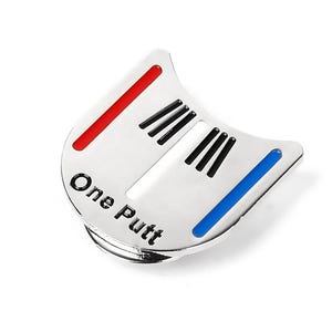 Puede incluir: Un marcador de bola de golf plateado con el texto "One Putt". El marcador tiene rayas rojas, blancas y azules y líneas negras. El marcador tiene forma de lágrima.