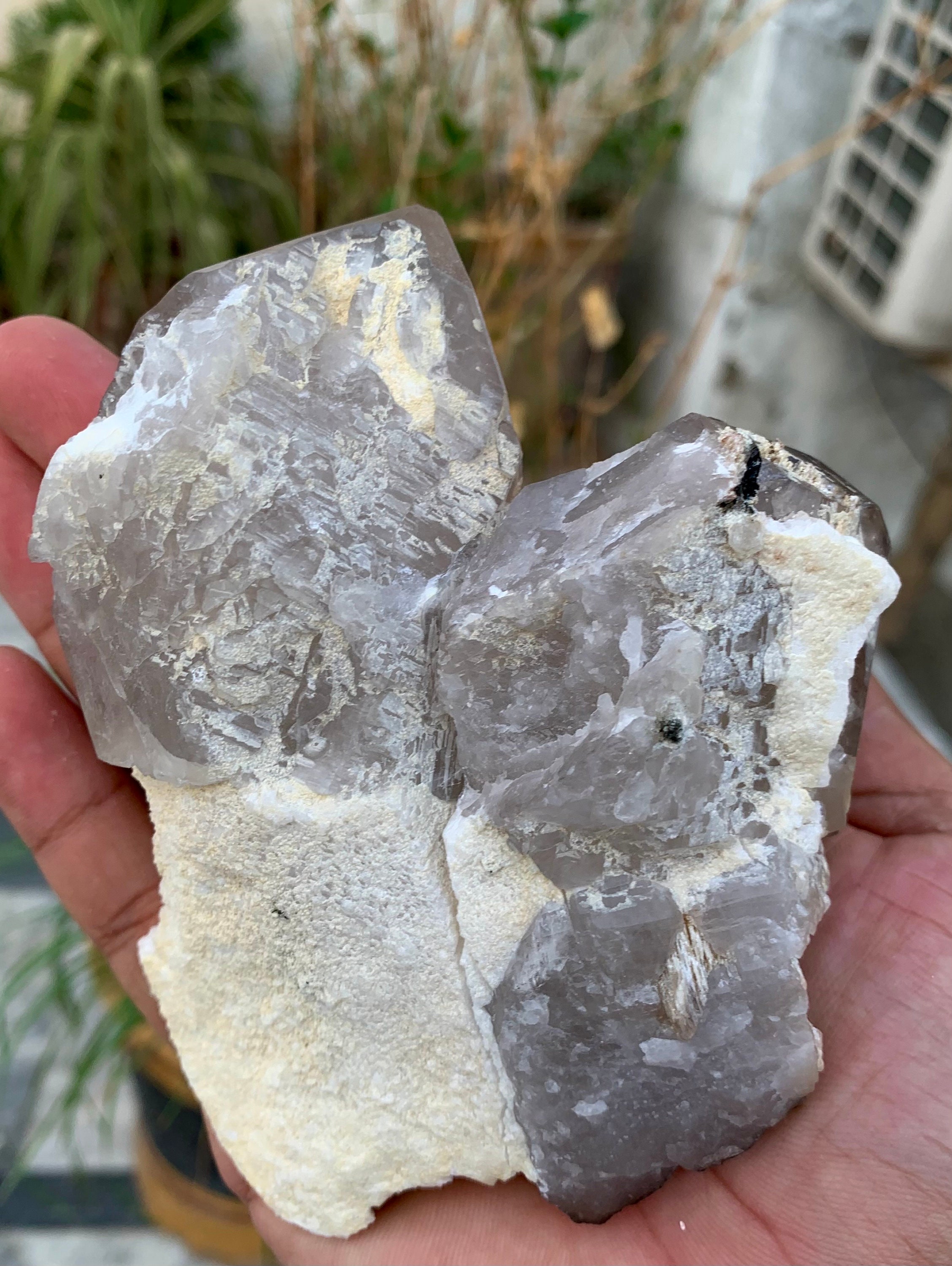 439グラムのユニークな形のスモーキークォーツ、美しい長石付き