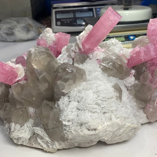 439グラムのユニークな形のスモーキークォーツ、美しい長石付き