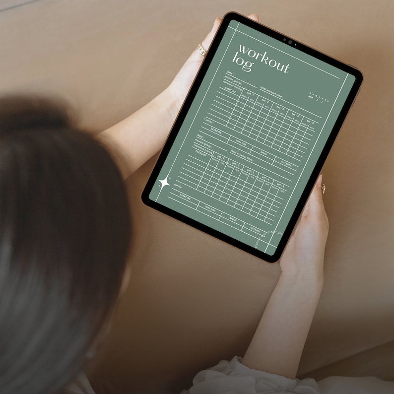 Puede incluir: Una tableta digital que muestra una plantilla de registro de entrenamiento con un fondo verde. La plantilla incluye secciones para la fecha, el ejercicio, las series, las repeticiones y el peso. La tableta est&aacute; siendo sostenida por las manos de una persona.