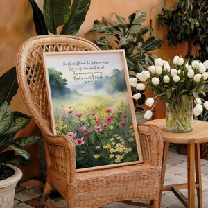 Op de afbeelding: Een aquarel van een veld met wilde bloemen met een citaat uit de Bijbel: "De standvastige liefde van de Heer houdt nooit op, zijn erbarmingen komen nooit tot een einde, ze zijn elke morgen nieuw, groot is uw trouw." (Klaagliederen 3:22-23)