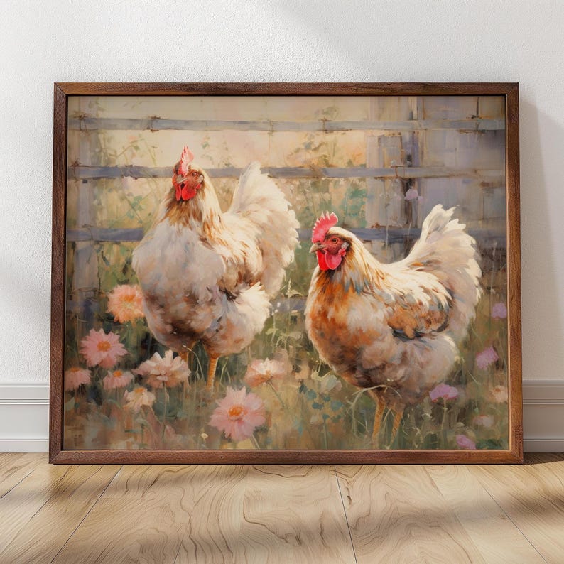 Peut inclure: Une peinture &agrave; l'aquarelle encadr&eacute;e repr&eacute;sente deux poulets dans un jardin. Les poulets ont des plumes blanches et beiges et des cr&ecirc;tes rouges. Des fleurs roses et une cl&ocirc;ture en bois sont en arri&egrave;re-plan. Le cadre est de couleur marron fonc&eacute;.