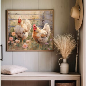 Peut inclure: Une &oelig;uvre encadr&eacute;e repr&eacute;sente deux poulets dans un jardin avec des fleurs roses et une cl&ocirc;ture en bois. L'&oelig;uvre est dans un cadre en bois brun clair et est accroch&eacute;e au-dessus d'un banc. La sc&egrave;ne est peinte avec des couleurs douces et naturelles.