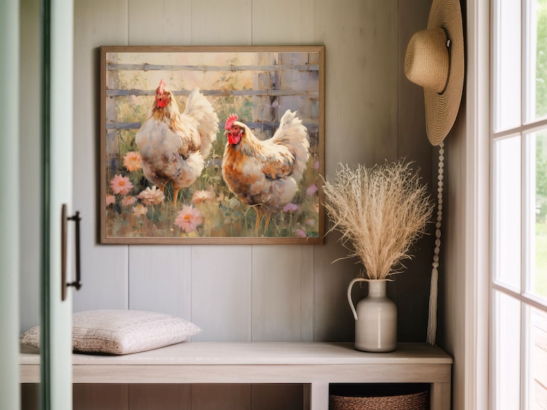Peut inclure: Une &oelig;uvre encadr&eacute;e repr&eacute;sente deux poulets dans un jardin avec des fleurs roses et une cl&ocirc;ture en bois. L'&oelig;uvre est dans un cadre en bois brun clair et est accroch&eacute;e au-dessus d'un banc. La sc&egrave;ne est peinte avec des couleurs douces et naturelles.