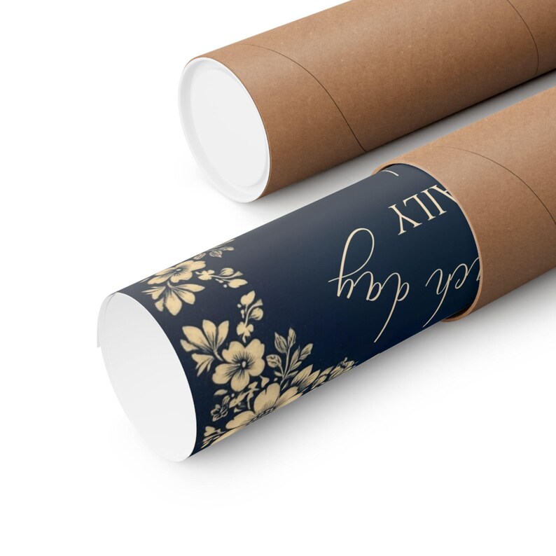 Op de afbeelding: Twee bruine kartonnen posterkokers, waarvan &eacute;&eacute;n open, met een opgerolde poster. De poster heeft een marineblauwe achtergrond met gouden bloemmotieven en de tekst "Each Day Family".