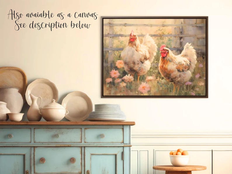 Peut inclure: Tableau encadr&eacute; repr&eacute;sentant deux poulets dans un champ de fleurs. Les poulets ont des plumes blanches et brunes et des cr&ecirc;tes rouges. L'&oelig;uvre est dans un cadre marron fonc&eacute;, accroch&eacute;e au mur.