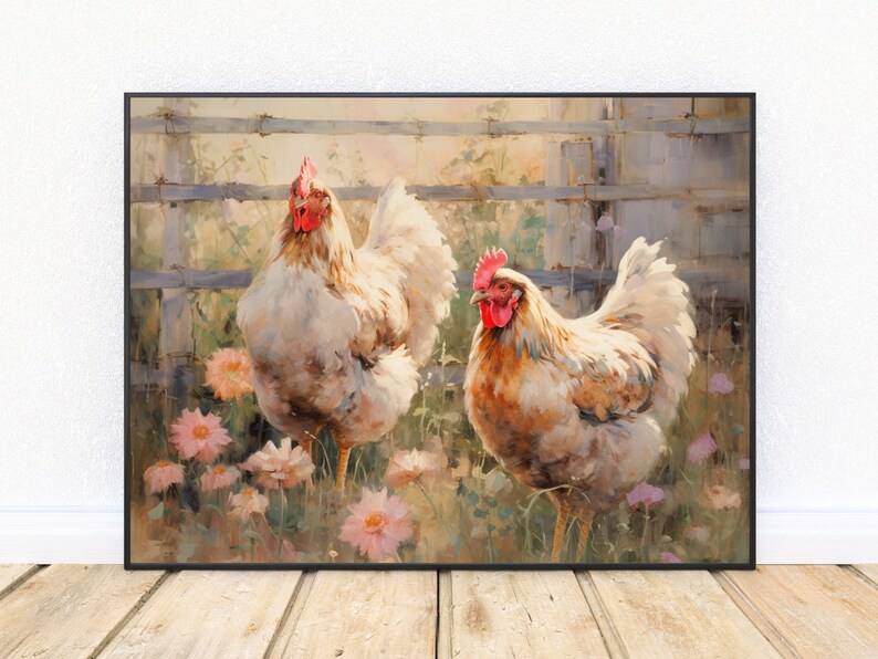 Peut inclure: Impression d'art encadr&eacute;e repr&eacute;sentant deux poulets dans un jardin. Les poulets ont des plumes blanches et beiges, des cr&ecirc;tes rouges, entour&eacute;s de fleurs roses et d'une cl&ocirc;ture en bois. L'&oelig;uvre est de style pictural doux.