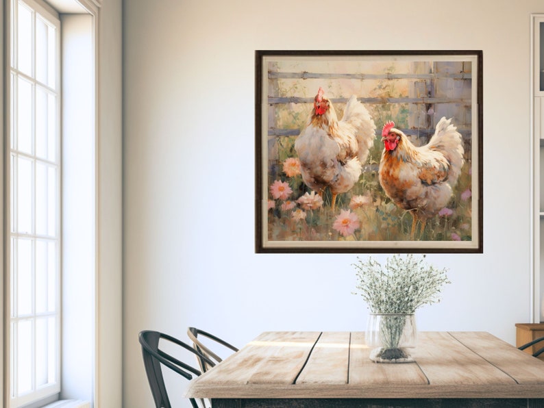 Peut inclure: Une impression d'art encadr&eacute;e repr&eacute;sentant deux poules dans un jardin avec des fleurs roses et une cl&ocirc;ture en bois en arri&egrave;re-plan. Les poules ont des plumes blanches et brun clair avec des cr&ecirc;tes rouges, dans un style pictural.