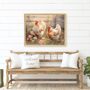 Peut inclure: Une peinture encadr&eacute;e repr&eacute;sentant deux poules blanches avec des cr&ecirc;tes rouges debout dans un champ de fleurs roses. Les poules sont pr&egrave;s d'une cl&ocirc;ture en bois. La peinture a un style rustique, de ferme.