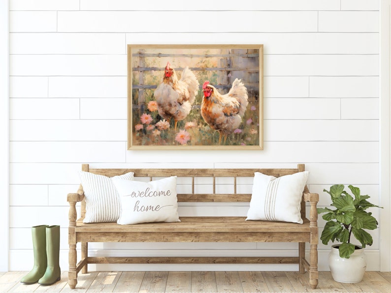 Peut inclure: Une peinture encadr&eacute;e repr&eacute;sentant deux poules blanches avec des cr&ecirc;tes rouges debout dans un champ de fleurs roses. Les poules sont pr&egrave;s d'une cl&ocirc;ture en bois. La peinture a un style rustique, de ferme.