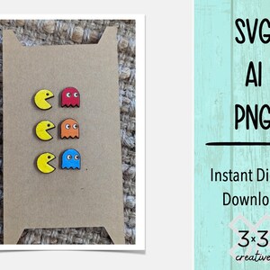 Könnte beinhalten: Ein Set mit drei Paaren Pac-Man- und Geister-Ohrringen. Die Ohrringe sind aus Holz und in Gelb, Rot, Orange und Blau bemalt. Die Pac-Man-Ohrringe sind gelb mit einem schwarzen Mund und die Geister-Ohrringe sind rot, orange und blau mit weißen Augen.