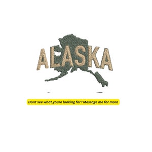 Puede incluir: Diseño bordado con el estado de Alaska en verde oliva, con el nombre del estado en hilo beige. El texto "Dont see what youre looking for? Message me for more" está en un rectángulo amarillo.