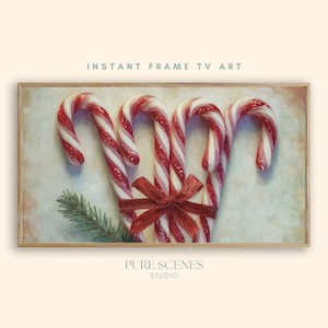 Puede incluir: Obra de arte digital titulada INSTANT FRAME TV ART de PURE SCENES STUDIO que muestra cuatro bastones de caramelo a rayas rojas y blancas atados con una cinta roja y una pequeña rama de pino verde sobre un fondo claro, suave y texturizado.