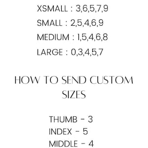 Puede incluir: Fondo blanco con texto negro que detalla los tama&ntilde;os de u&ntilde;as preestablecidos: XSMALL, SMALL, MEDIUM y LARGE, con las medidas de u&ntilde;as correspondientes. Tambi&eacute;n se incluyen instrucciones sobre c&oacute;mo enviar tama&ntilde;os personalizados, con medidas de dedos.