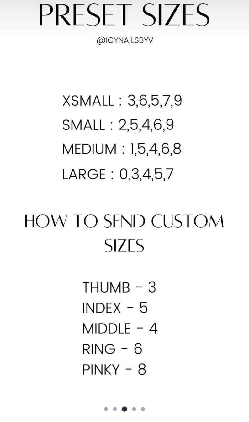 Puede incluir: Fondo blanco con texto negro que detalla los tama&ntilde;os de u&ntilde;as preestablecidos: XSMALL, SMALL, MEDIUM y LARGE, con las medidas de u&ntilde;as correspondientes. Tambi&eacute;n se incluyen instrucciones sobre c&oacute;mo enviar tama&ntilde;os personalizados, con medidas de dedos.