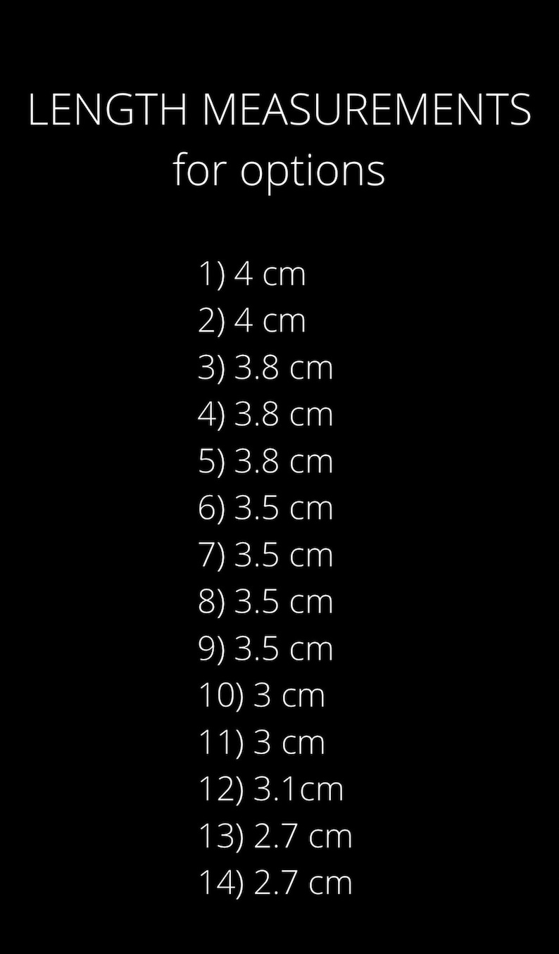 Puede incluir: Texto blanco sobre fondo negro que enumera medidas de longitud para opciones. Las medidas oscilan entre 2,7 cm y 4 cm. El texto dice: MEDIDAS DE LONGITUD para opciones. 1) 4 cm, 2) 4 cm, 3) 3,8 cm, 4) 3,8 cm, 5) 3,8 cm, 6) 3,5 cm, 7) 3,5 cm, 8) 3,5 cm, 9) 3,5 cm, 10) 3 cm, 11) 3 cm, 12) 3,1 cm, 13) 2,7 cm, 14) 2,7 cm.