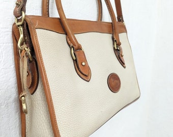 Grote Dooney en Bourke, hand-, crossbody- of schoudertas van crème en bruin leer. Gouden messing hardware. Vintage.