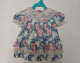 Belle robe vintage 12 mois en dentelle et volants.