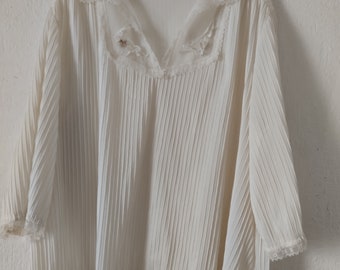 Gorgeous ,vintage off white,ribbed and lace stretchy blouse. Size 44 vintage.