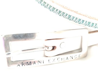 Armani Exchange dunne witte met groenblauwkleurige leren riem .38".Zilveren rechthoekige gesp met het merk aAE.nama.