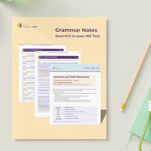 Può includere: Un quaderno giallo chiaro intitolato "Grammar Notes" con il testo "Essential to pass WE Test". All'interno ci sono pagine stampate con esercizi di grammatica. Sono presenti anche una matita, un taccuino verde e un portachiavi.