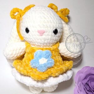 Peluche lapin Amigurumi. Peluche lapin au crochet fait main dans une jolie robe. Peluche lapin au crochet. Adorable lapin en peluche douce. Cadeau de Pâques