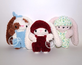 Handgemaakt gehaakt babykonijntje van amigurumi in beanie en overall. Gehaakt knuffelkonijn. Schattige zachte konijntjes konijnen paascadeau