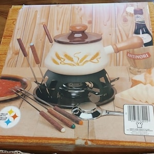 Vintage fondueset van porselein en emaille uit de jaren 70, ongebruikt | Liberty Home Products Harvest Gold Wheat MCM Retro Keukengerei Fonduepan
