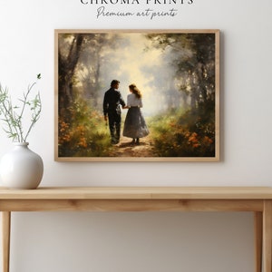 以下が含まれることがあります： 森の中の小道を歩くカップルを描いた額入りのアートプリント。アートワークは、温かみのある色調と「CHROMA PRINTS Premium art prints」のテキストを備えた、柔らかく絵画的なスタイルです。