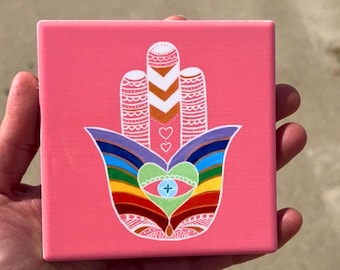 Ceramiczna podstawka z tęczową dłonią Hamsa | Wystrój domu w stylu boho | Prezent na jogę | Oryginalne dzieło sztuki