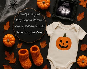 Könnte beinhalten: Eine Babyankündigung zum Thema Halloween mit einem cremefarbenen Body mit einem orangefarbenen Kürbisdesign. Die Ankündigung enthält einen Ultraschall, Kürbisse, Herbstblätter und den Text "Boo-tiful Surprise! Baby Sophia Ramirez Arriving October 2030 Baby on the Way!"