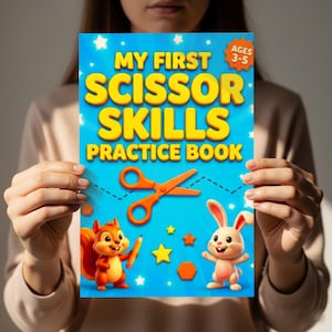 Może przedstawiać: Kolorowa książka do ćwiczenia umiejętności posługiwania się nożyczkami dla dzieci z tytułem "My First Scissor Skills Practice Book" i przedziałem wiekowym "Ages 3-5". Okładka przedstawia pomarańczowe nożyczki, wiewiórkę, królika oraz różne gwiazdki i kształty.