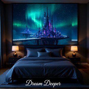 Puede incluir: Un dormitorio con una gran impresión en lienzo de una ciudad futurista bajo un cielo estrellado y la aurora boreal. La cama está hecha con ropa de cama azul oscuro, y el texto "Dream Deeper" está en la parte inferior. Dos lámparas están en las mesitas de noche.