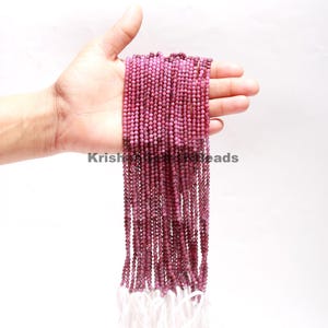 Puede incluir: Una hebra de cuentas de rubí rosa, de aproximadamente 4 mm de tamaño, enhebradas en un hilo blanco. Las cuentas son facetadas y tienen un acabado liso y pulido. La hebra mide aproximadamente 45 cm de largo y es perfecta para hacer joyas.