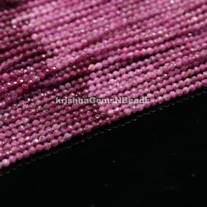 Puede incluir: Una hebra de cuentas de rubí rosa, facetadas y redondas, con una ligera variación de color. Las cuentas están enhebradas en un hilo transparente y tienen aproximadamente 2 mm de diámetro.